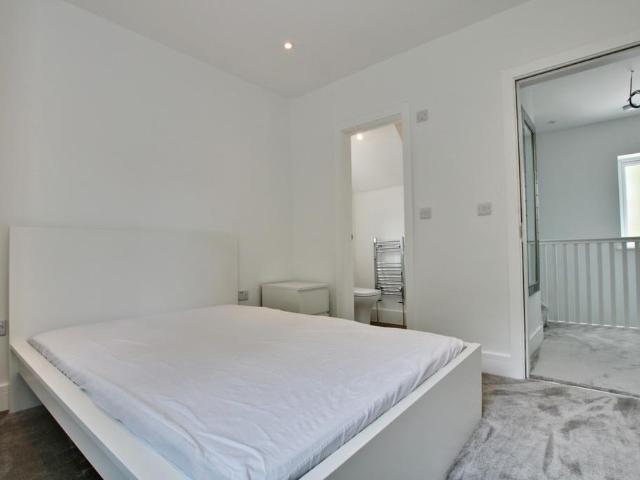 Almond Way, Bromley BR2 Studio to rent £950 pcm £219 pw