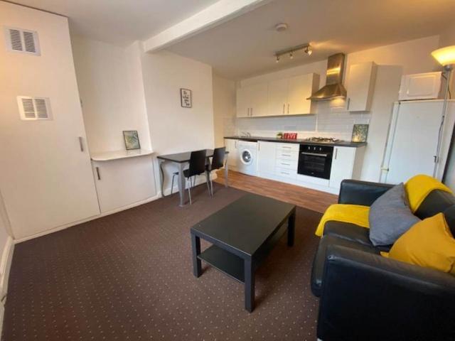 Almondbury Bank, Huddersfield HD5 2 bed house to rent £780 pcm £180 pw