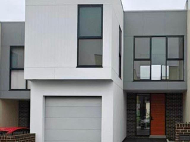 Almost New Modern 4 Bedroom Family Home in Box Hill