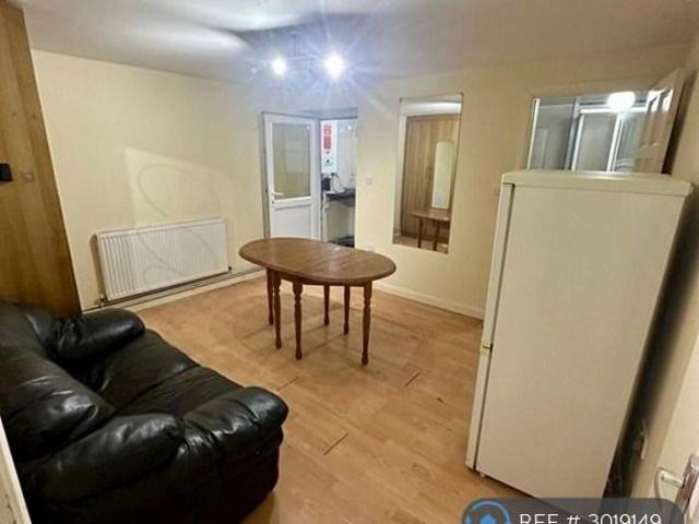 Almorah Road, Hounslow, TW5 1 bed flat to rent £1,300 pcm £300 pw