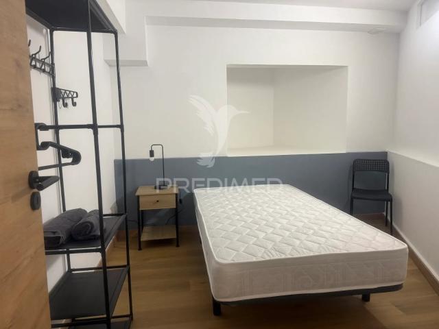 Alojamento duplex para arrendamento com 8 quartos