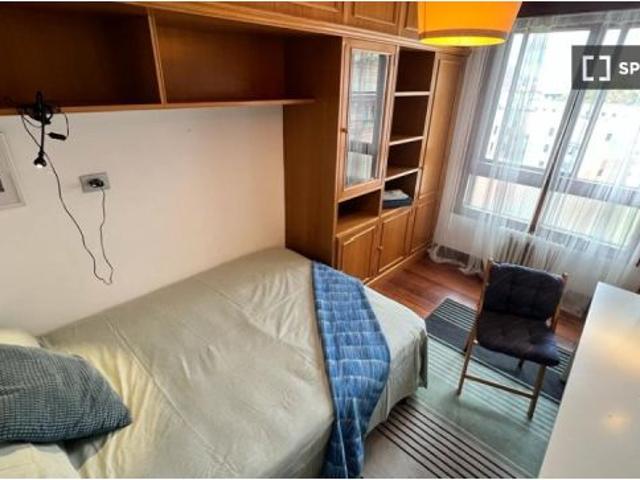 Alojamiento con estantería en apartamento de 5 dormitorios en Begoña