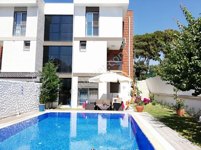 Alaçatı Çamlıkyol'da Sezonluk Kiralık Havuzlu Lüks Villa