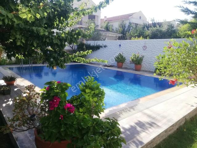 Alaçatı Çamlık Yol Havuzlu Geniş Bahçeli 4+2 Tripleks Villa