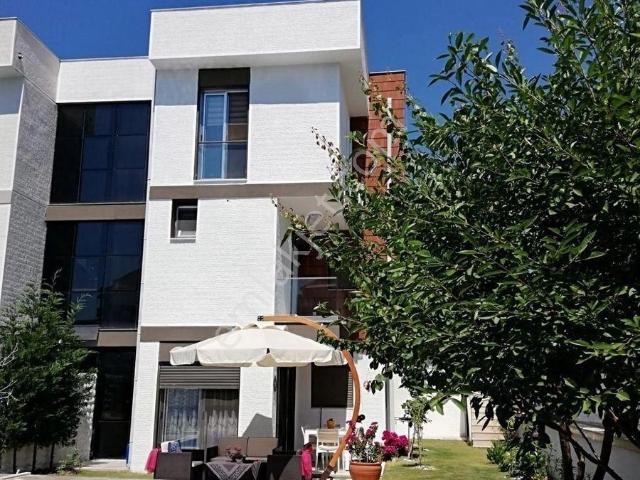 Alaçatı Çamlık Yolunda Merkeze Yürüme Mesafesinde Havuzlu Villa