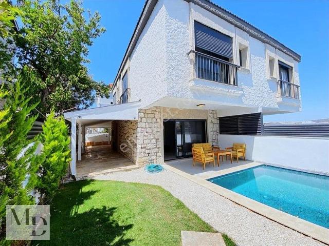 Alaçatı Çarşı Da 3+1 Kiralık Villa
