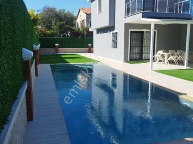 Alaçatı Çarşıya Yürüme Mesafesinde Özel Havuzlu Müstakil Villa