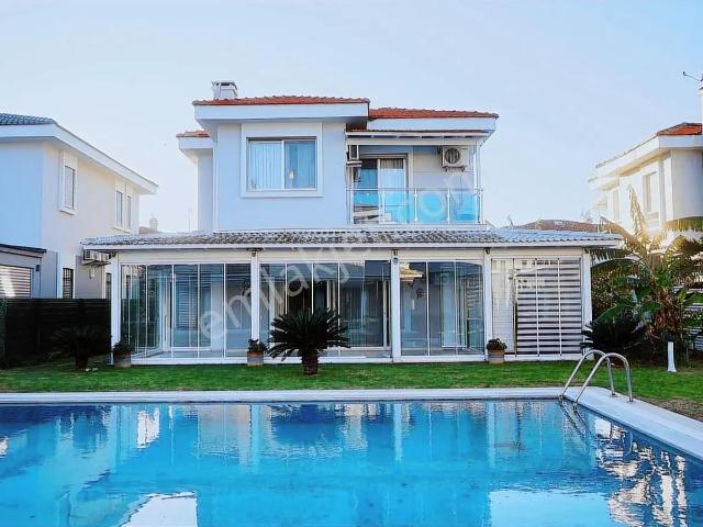 Alaçatı Göbenede Satılık Site İçerisinde Havuzlu 4+1 Villa