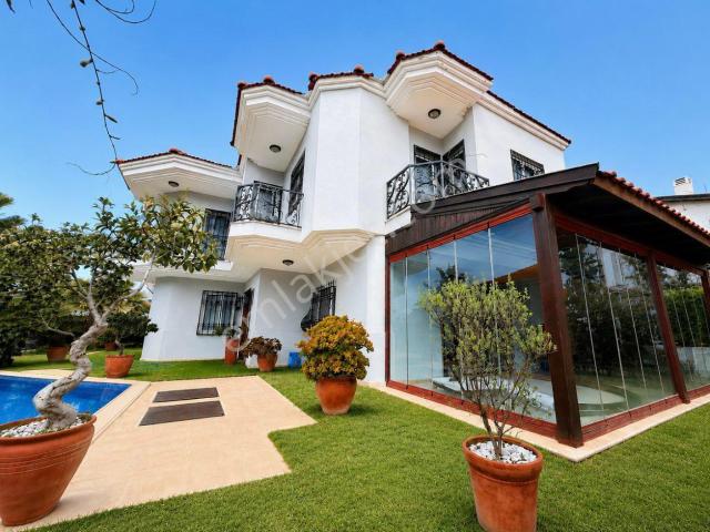 Alaçatı’da Çamlık Yola Yakın Müstakil Havuzlu Satılık 6+2 Müstakil Villa