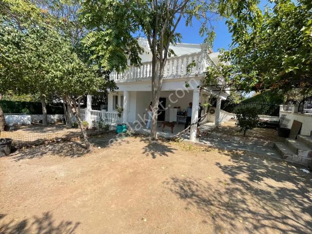 Alaçatıda Köşe Konumda Satılık Geniş Bahçeli Villa
