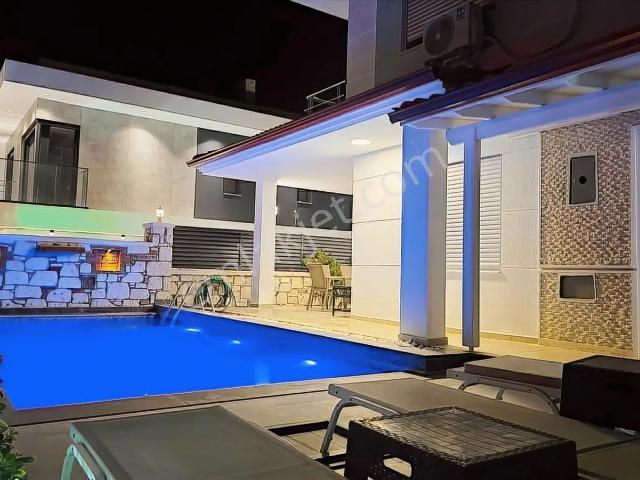 Alaçatıda Müstakil Havuzlu Bahçeli Kiralık 3+1 Yıllık Villa