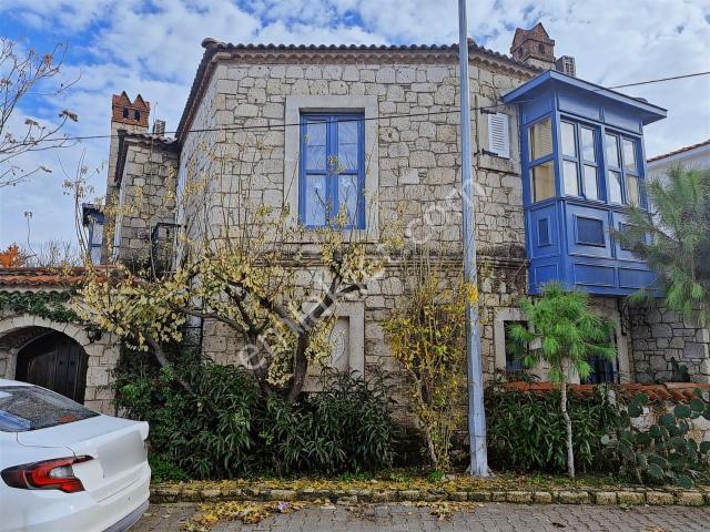Alaçatıda Müstakil Ticari İmarlı Gerçek Taş Villa Havuzlu Mkdden