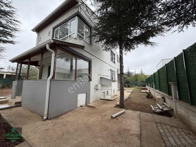 Alaçatı Dan Ahlatlıbelde Bahçeli Müstakil Geniş Kiralık Villa