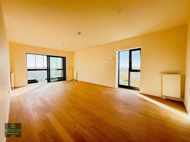 Alaçatı'dan Bulvar Loft Sitesinde Kiralık 3+1 Daire