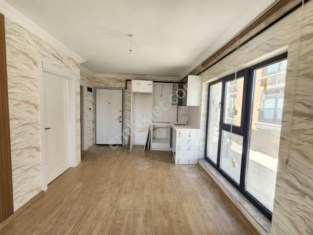 Alaçatı'dan Bulvara 50 Metre Ara Katta Kiralık Daire