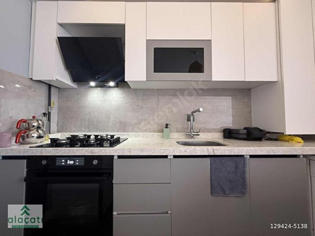 alaçatı'dan İNCEK BULVAR YAKINI ARAKATİSKANLIYENİ EŞYALI 1+1