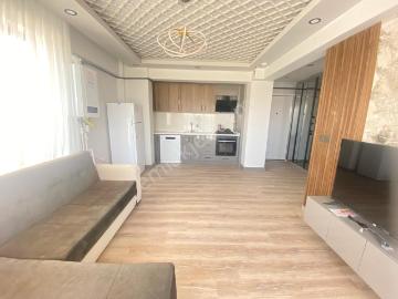 Alaçatı'dan İncek'te Bulvar Yakını Eşyalı 1+1 Kiralık Daire