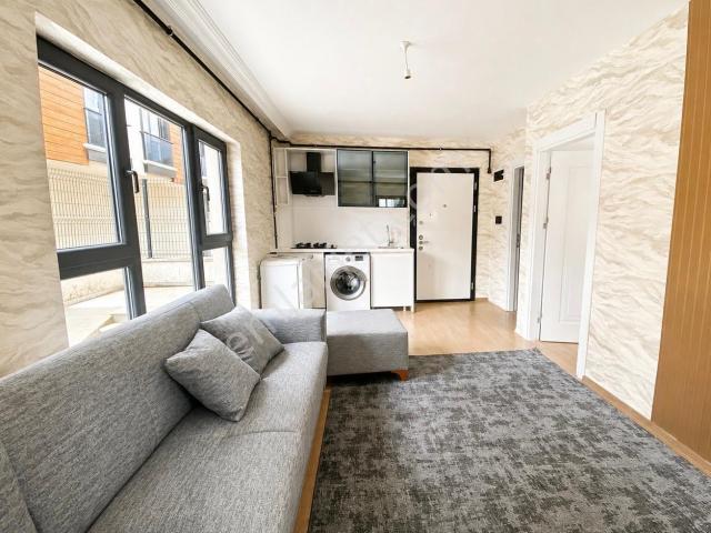 Alaçatı'dan İncek'te Bulvara 50 M 1+1 Sıfır Eşyalı Kiralık