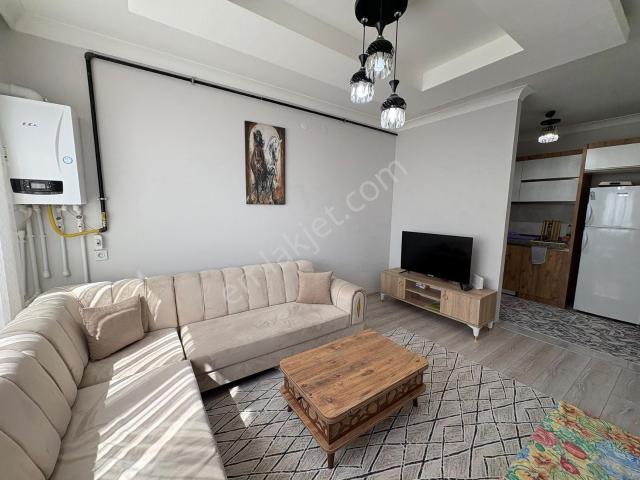 Alaçatı'dan İncek'te Bulvara 80m Full Eşyalı Kiralık 1+1