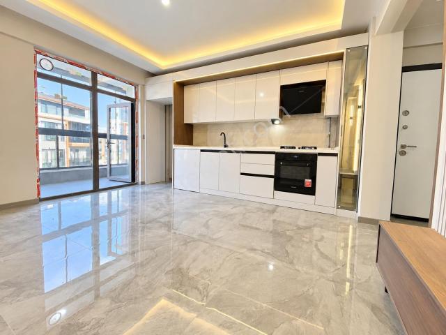 Alaçatı'dan İncek'te Lüks Ara Katta Yerden Isıtmalı 2+1 Daire