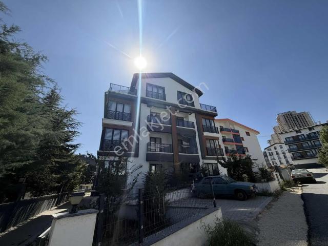 Alaçatı'dan İncek'te Teraslı 3 Banyolu Geniş 4+1 Kiralık Daire
