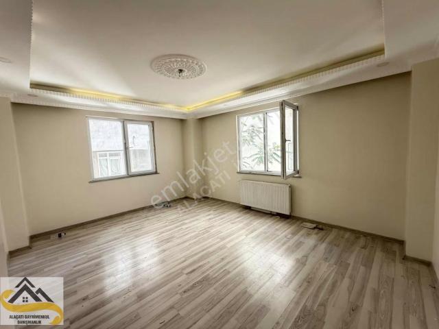Alaçatı Dan 1.kat Gibi Arka Cephe Masrafsız 6 Yaşında Bahçe Katı