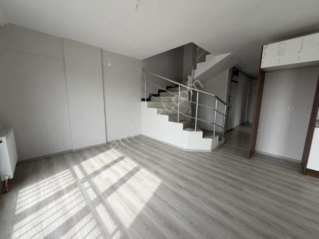 Alaçatı'dan/caddeye Yakın/çatı Eğimsiz/iskanlı/4+1 Dubleks Daire