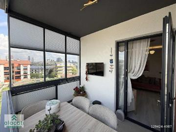 Alaçatı'danARAKATTAÖN CEPHEBULVARA VE AVM'YE YAKIN2+1 DAİRE