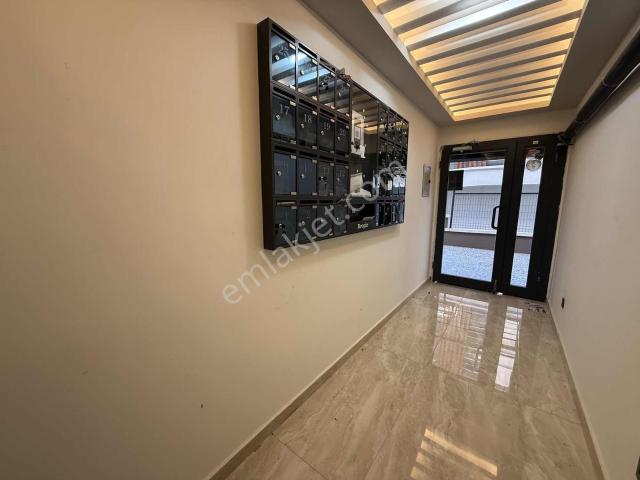 Alaçatı'dan/sıfır Eşyalı/oturuma Hazır/fiber Altyapı 1+1 Kiralık