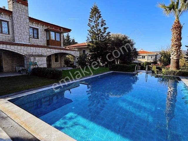 Alaçatı Çeşme'de 3+1 Kiralık Havuzlu Eşyalı Villa