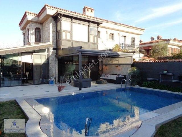 Alaçatı Köyiçinde 4+1 Havuzlu Yıllık Kiralık Ultra Lüks Taş Ev