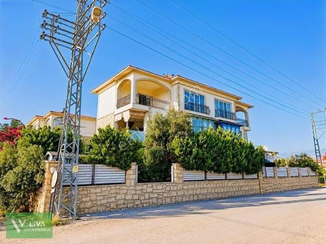 Alaçatı Konaklarında Denize Yakın Prestijli 4+1 Tripleks Villa