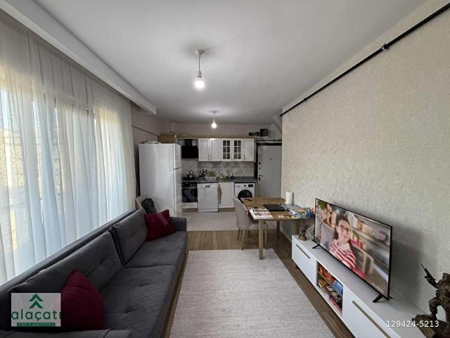 alaçatıİNCEK BULVARDA ARAKAT ÖN CEPHE CAM BALKONLU KREDİLİ 1+1