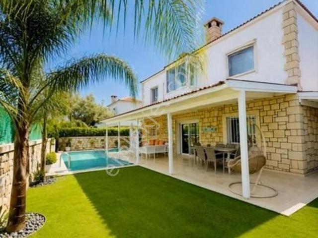 Alaçatı Merkezde Kiralık Havuzlu Müstakil Villa