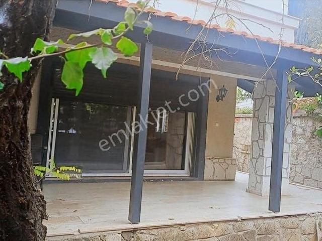 Alaçatı Merkezde Mobilyalı Kiralık Villa