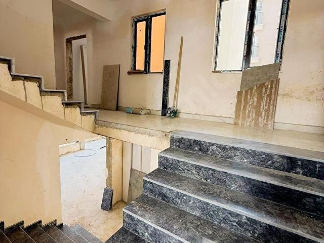 ALAÇATI PREMİUMDAN CADDE ÜZERİ ARAKAT KAPALI MUTFAK 2+1 DAİRE