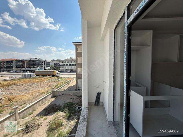 ALAÇATI PREMİUM'DAN CADDE ÜZERİ SIFIR 2+1 FIRSAT DAİRE