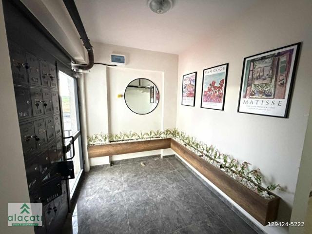 ALAÇATI'DAN CAM BALKONLUİSKANLIAVM DİBİNDEGENİŞ M2 1+1