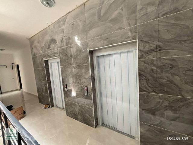 ALAÇATI'DAN İLKER CADDESİNDE ARAKAT KAPALI MUTFAK LÜX DAİRE