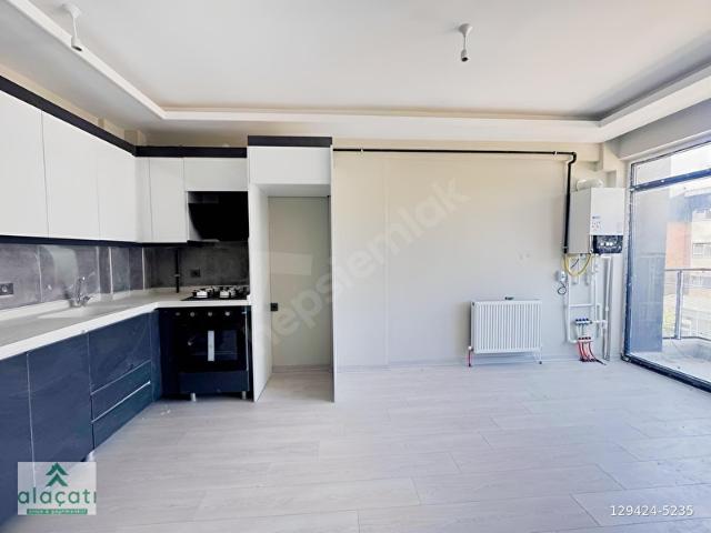 ALAÇATI'DANİSKANLIÖN CEPHECADDE YAKINI KULLANIŞLI 2+1
