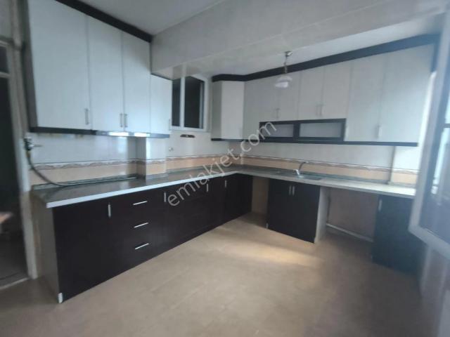 Oğuz Toli Emlaktan Kiralık Ziraat Bankası Caddesinde Kiralık 3+1 Bahçeli Zemin Kat Daire