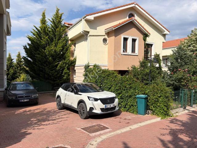 Alacaatlı Bölgesi Yaşamkent Sitesinde Muhteşem Kiralık Villa