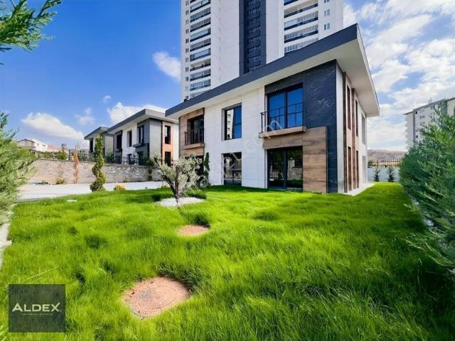Alacaatlı Mah 7+1 Akıllı Ev Sistemli 390m2 Net Satılık Villa