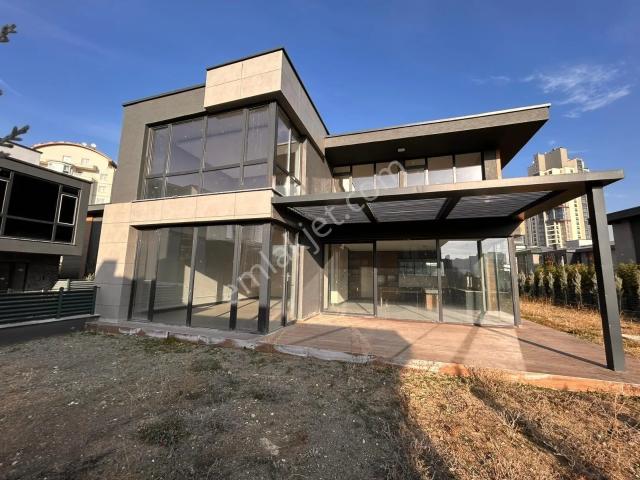 Alacaatlı Nın Merkezinde Site İçi,müstakil Satılık Villa