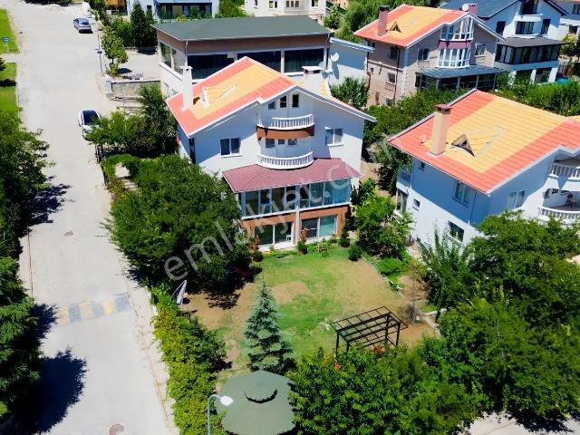Alacaatlı Özlükent Sitesi'nde Köşe Villa