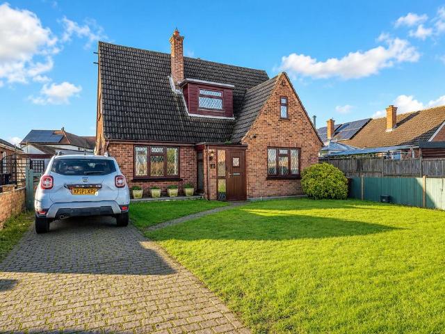 Alanbrooke Road, Colchester, CO2 8EG 3 bed chalet to rent £1,600 pcm £369 pw