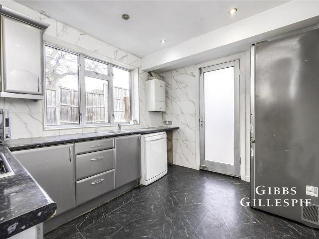 Alandale Drive, Pinner, HA5 3 bed semi detached house to rent £2,500 pcm £577 pw