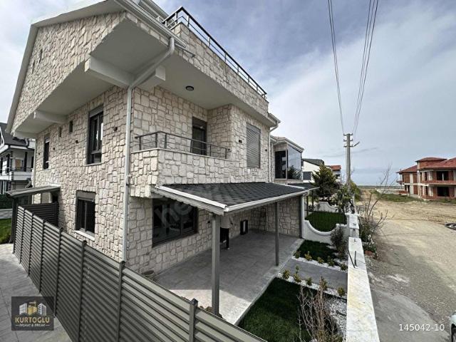 ALANDERE DENİZE 50 ADIM MESAFEDE LÜKS PANJURLU TRIBLEKS VİLLA