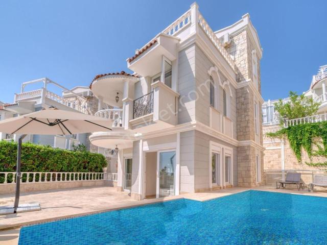 Alanya Cikcilli’de Full Deniz & Kale Manzaralı Özel Havuzlu Muhteşem 3+1 Villa