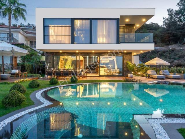 Alanya Bektaş’ta Deniz & Havuz Manzaralı Lüks 3+1 Villa